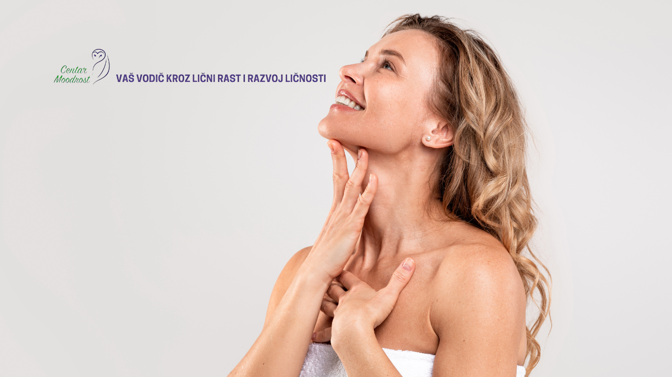 Lepa žena dodiruje svoj vrat i gleda nagore.