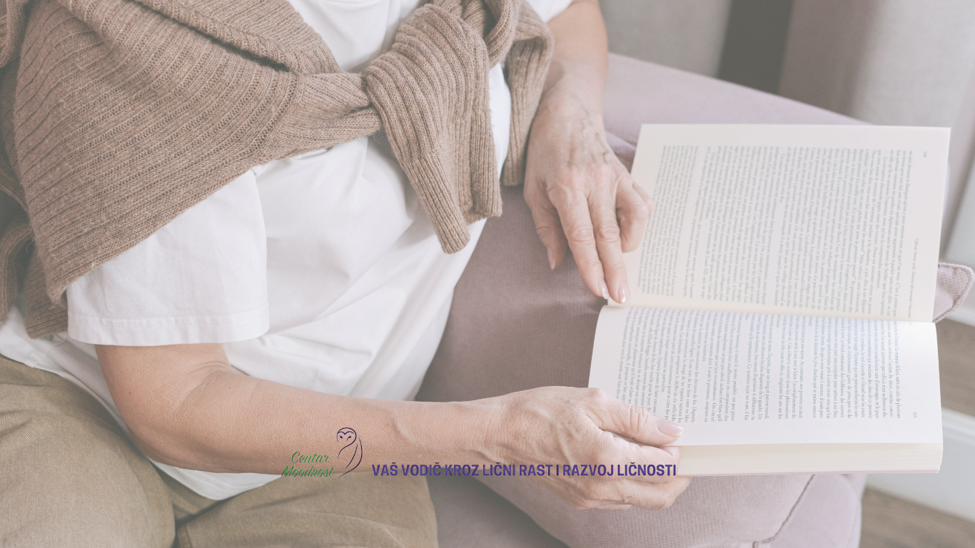 Žena srednjih godina lista knjigu